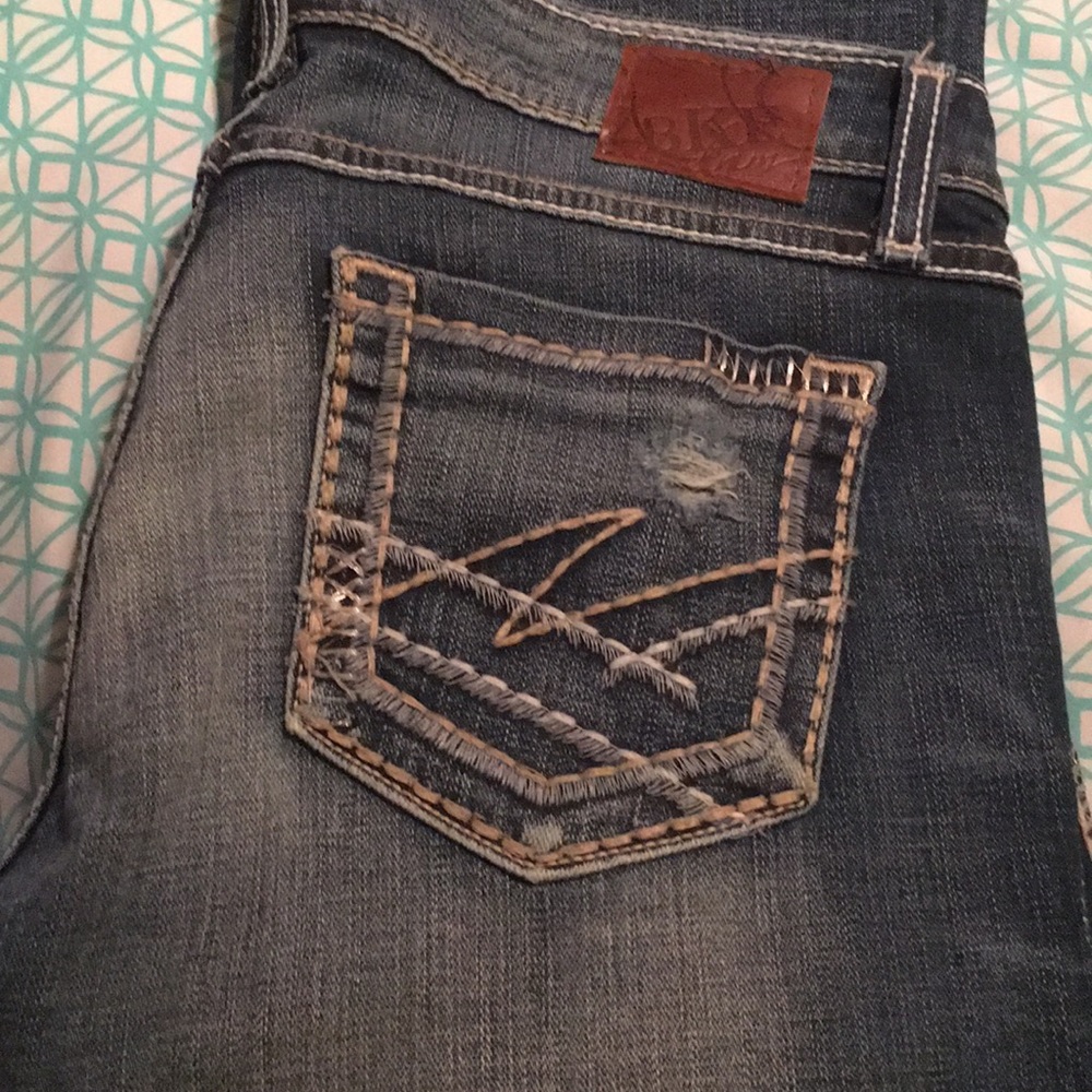 Light wash buckle jeans